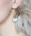 boucles d'oreilles créoles perle céramique blanche