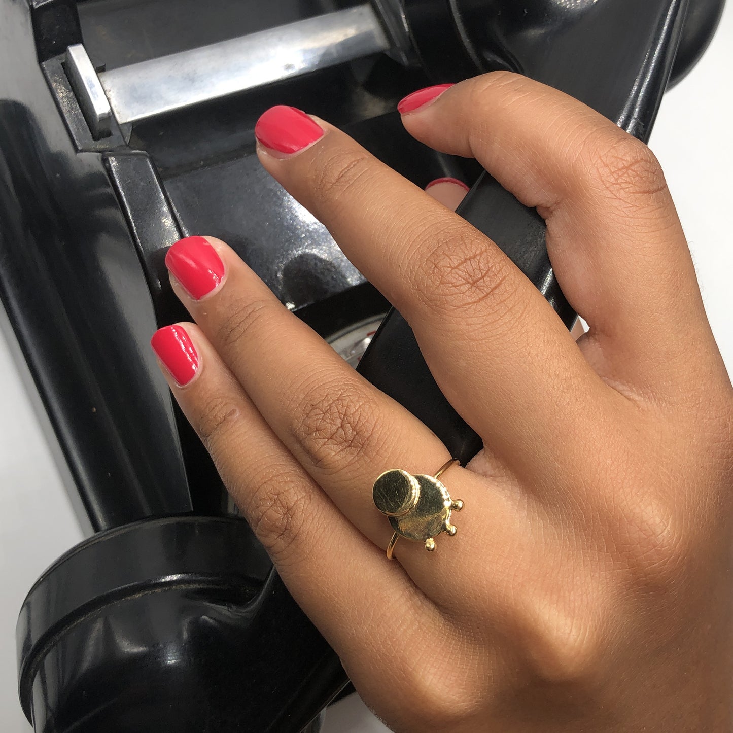 photo portée bague ajustable bijou doré gamme art-déco créateur bijoux 