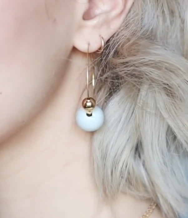 boucles d'oreilles créoles perle céramique blanche