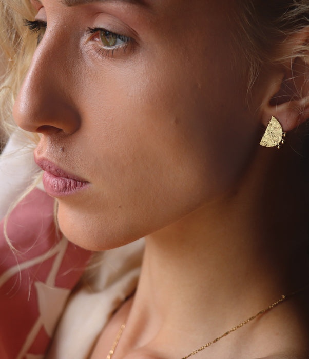 boucles-oreilles-moon-dore-porte