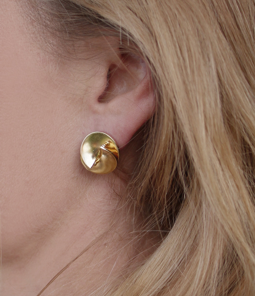 boucles d'oreilles graphiques dorées