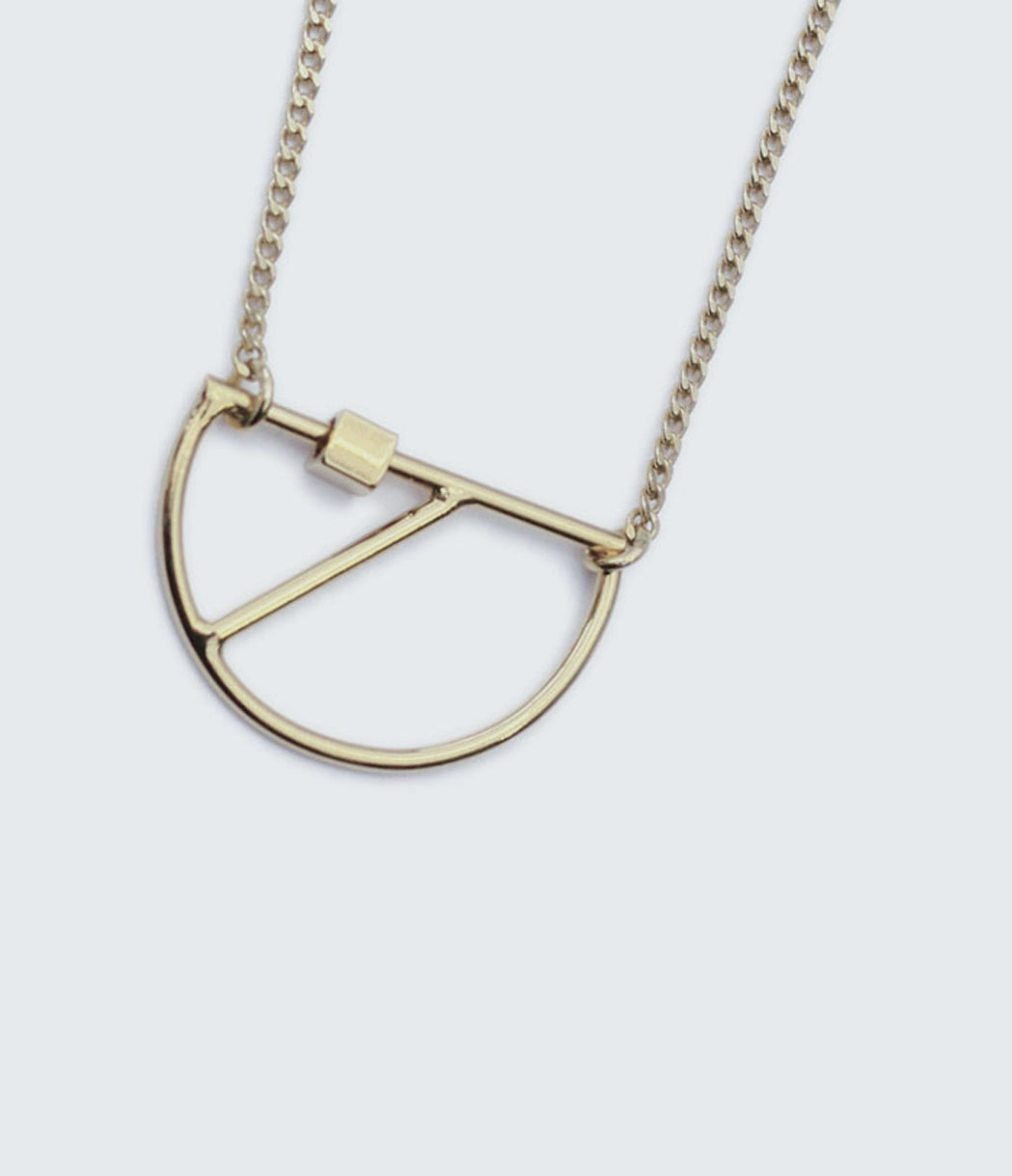 collier doré graphique