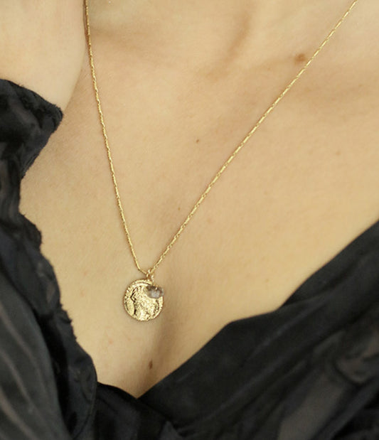 collier doré médaille