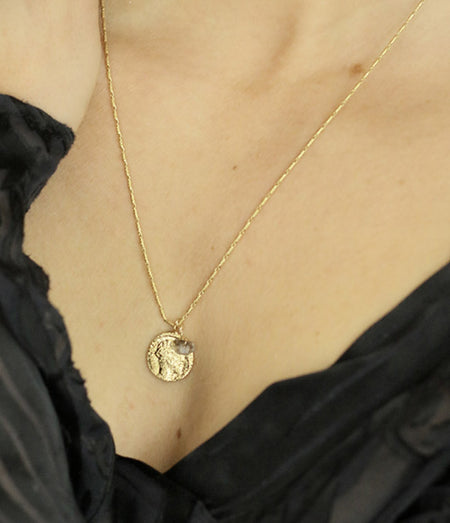 collier doré médaille