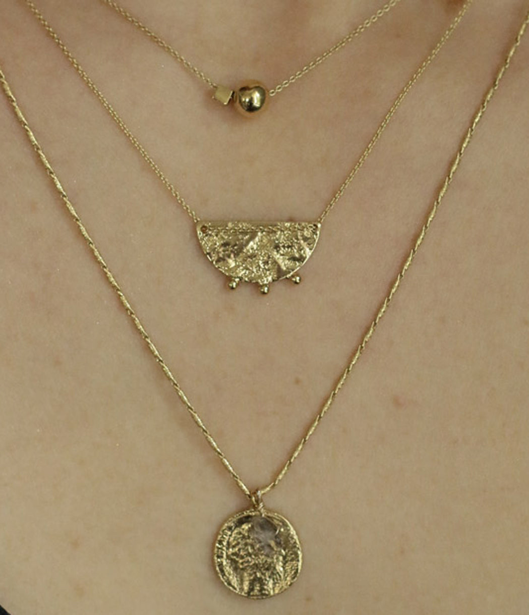 collier doré médaille