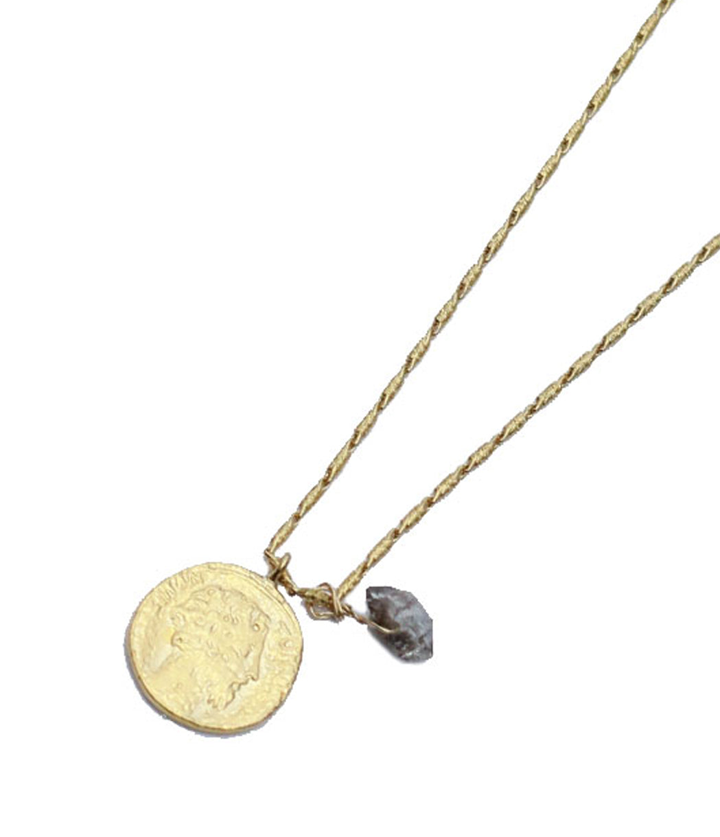 collier doré médaille