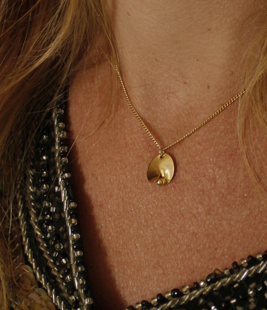 collier doré graphique