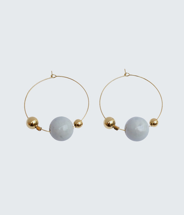 boucles d'oreilles créoles perle céramique blanche